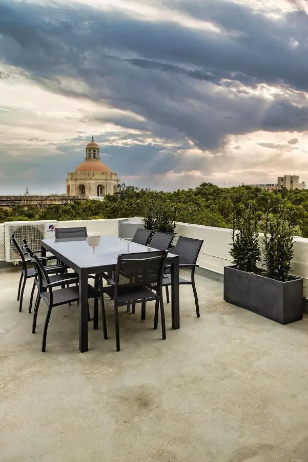 Stylish Apartment Steps From The Capital Il-Furjana 0*,