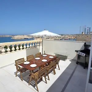 Grand Harbour Apartment